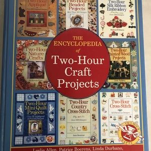 NWOT NEW 504 PAGE BOOK OF CRAFT PROJECTS